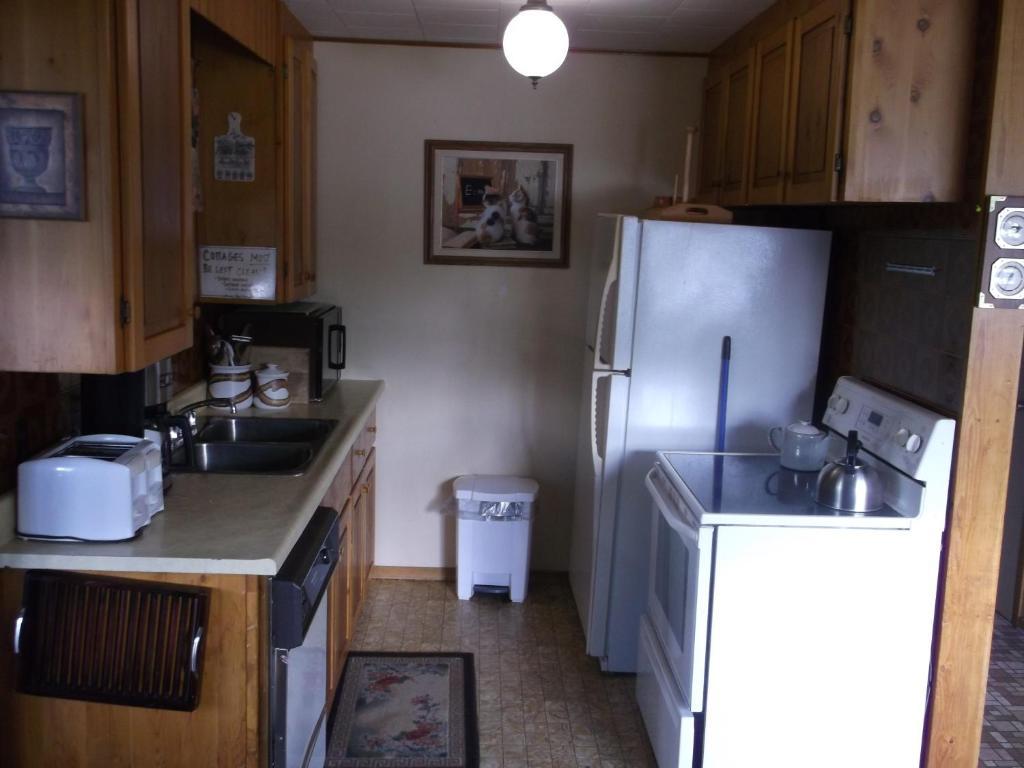 Chalkley'S Sandy Bay Cottage Resort Nipissing Beach Rum bild